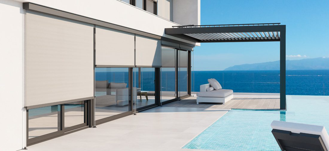 Toldo vertical Klais 100 instalado en terraza moderna con piscina y vista al mar