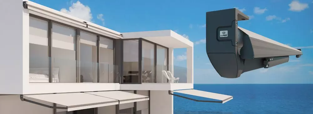 Toldo Arond 350 instalado en terraza de vivienda moderna con vista al mar